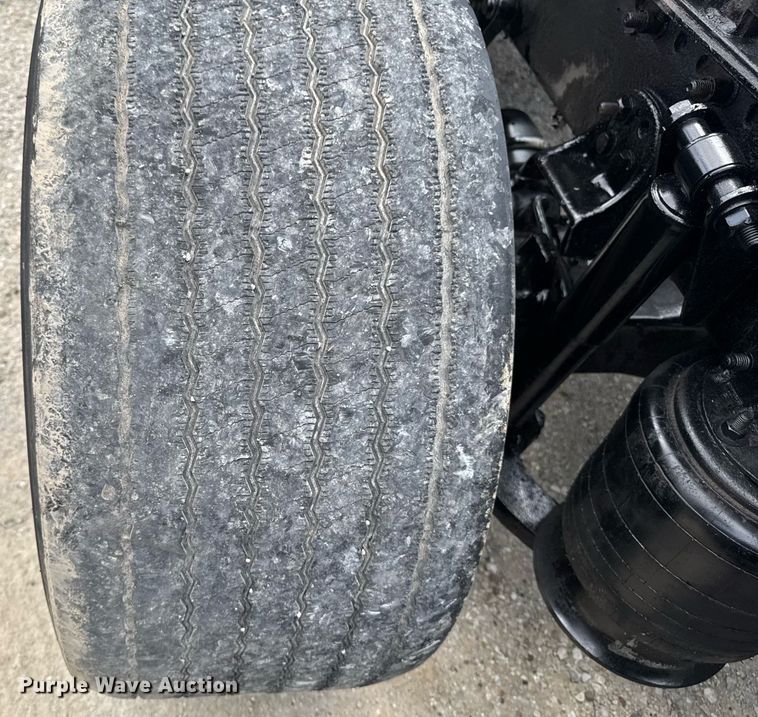 image for item EM2159 2005 Freightliner Columbia semi truck