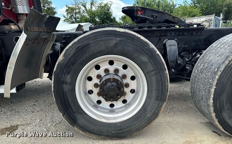 image for item EM2159 2005 Freightliner Columbia semi truck