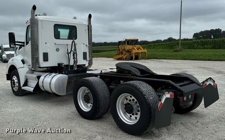 image for item EM2165 2015 Kenworth T880 semi truck