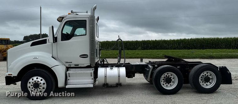 image for item EM2165 2015 Kenworth T880 semi truck
