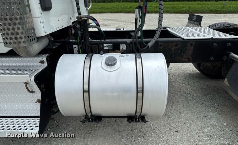 image for item EM2165 2015 Kenworth T880 semi truck