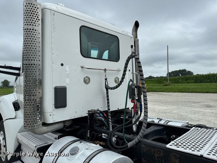 image for item EM2165 2015 Kenworth T880 semi truck