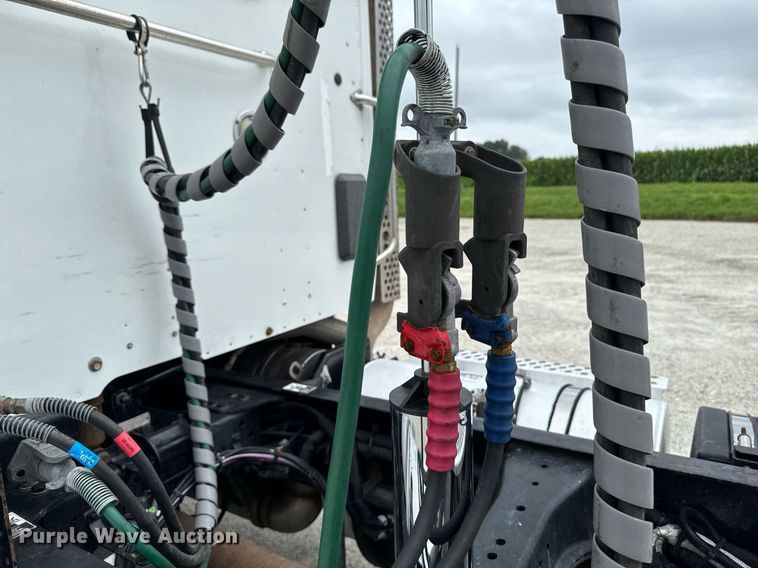 image for item EM2165 2015 Kenworth T880 semi truck