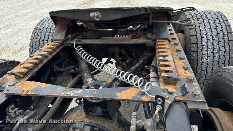 image for item EM2165 2015 Kenworth T880 semi truck