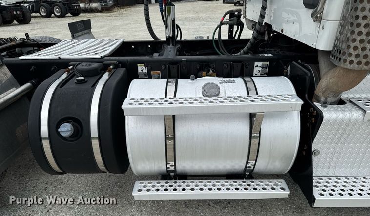 image for item EM2165 2015 Kenworth T880 semi truck