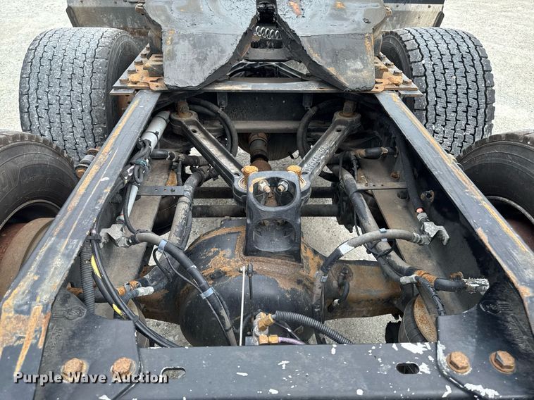 image for item EM2165 2015 Kenworth T880 semi truck