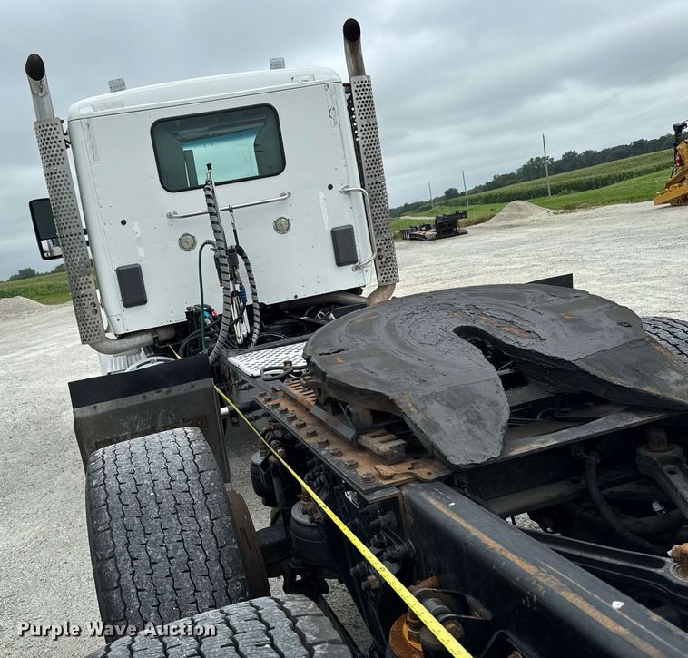 image for item EM2165 2015 Kenworth T880 semi truck