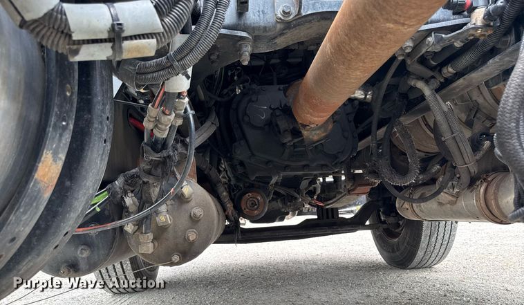 image for item EM2165 2015 Kenworth T880 semi truck