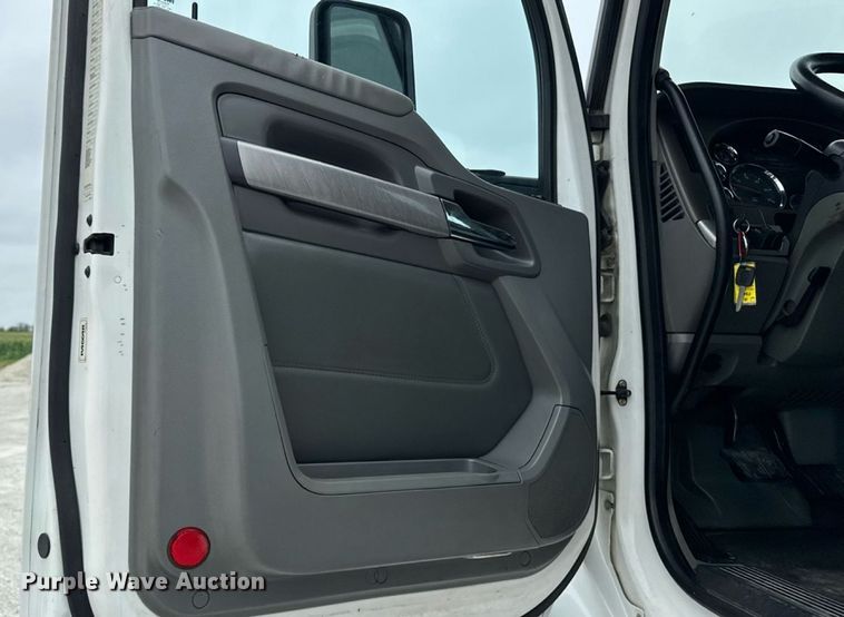 image for item EM2165 2015 Kenworth T880 semi truck