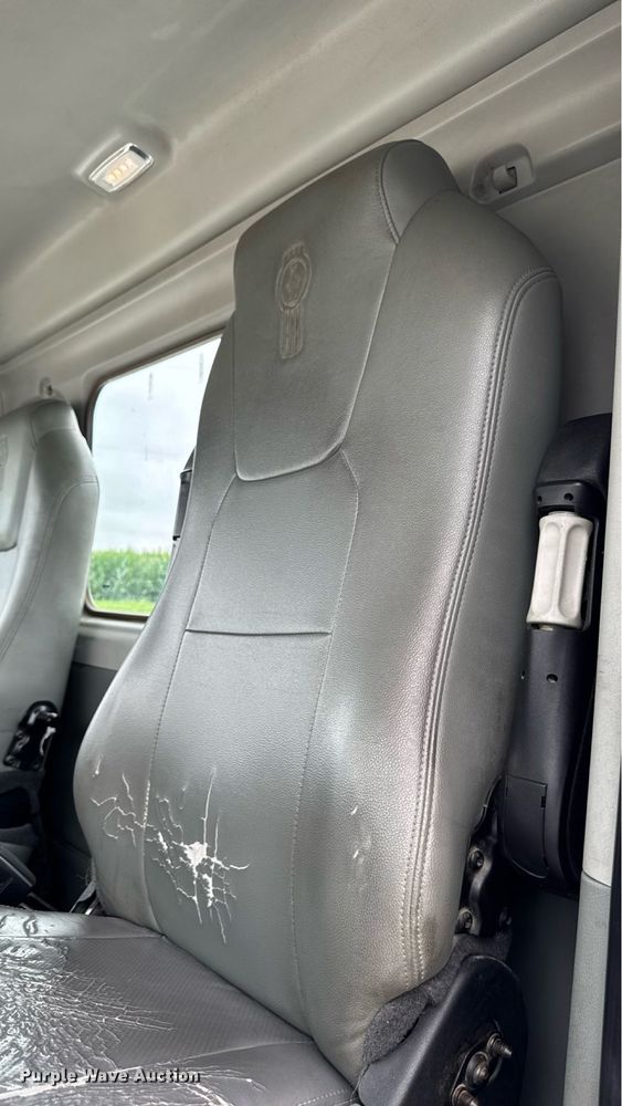 image for item EM2165 2015 Kenworth T880 semi truck