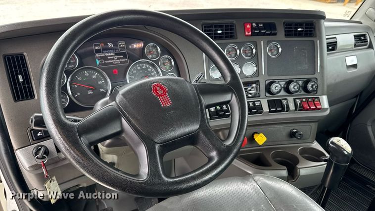 image for item EM2165 2015 Kenworth T880 semi truck