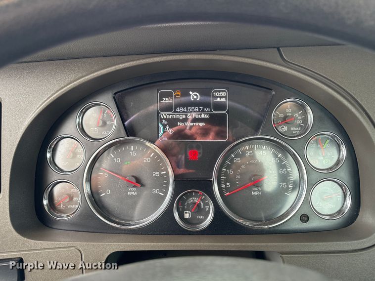 image for item EM2165 2015 Kenworth T880 semi truck