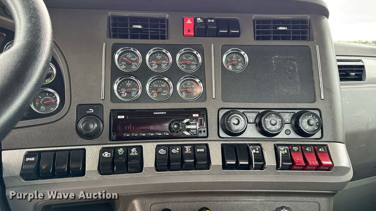 image for item EM2165 2015 Kenworth T880 semi truck