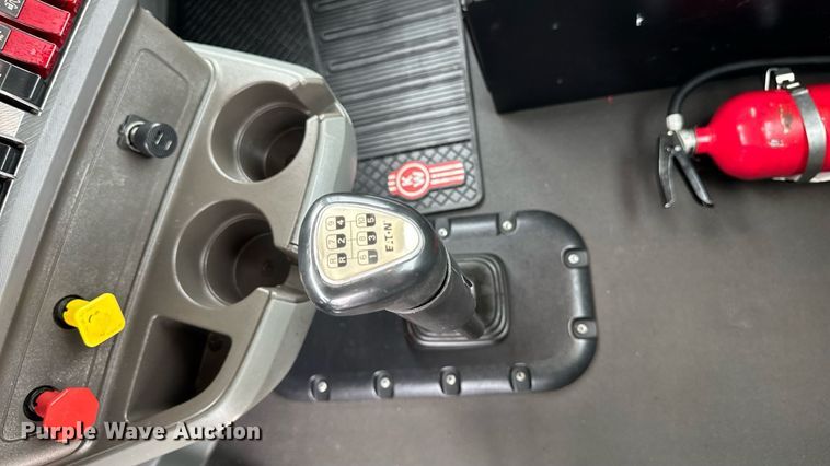 image for item EM2165 2015 Kenworth T880 semi truck