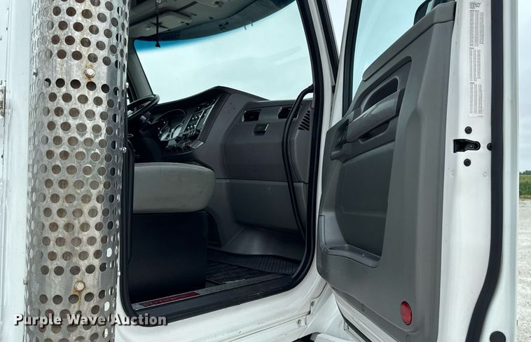 image for item EM2165 2015 Kenworth T880 semi truck