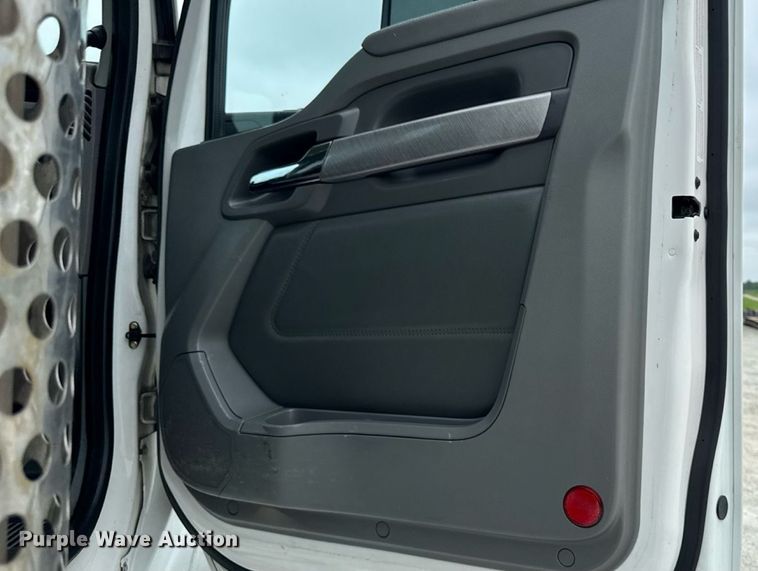 image for item EM2165 2015 Kenworth T880 semi truck