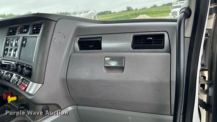 image for item EM2165 2015 Kenworth T880 semi truck