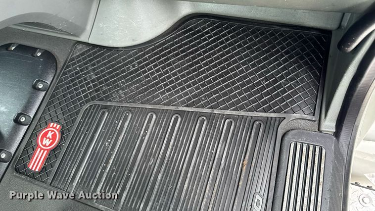 image for item EM2165 2015 Kenworth T880 semi truck