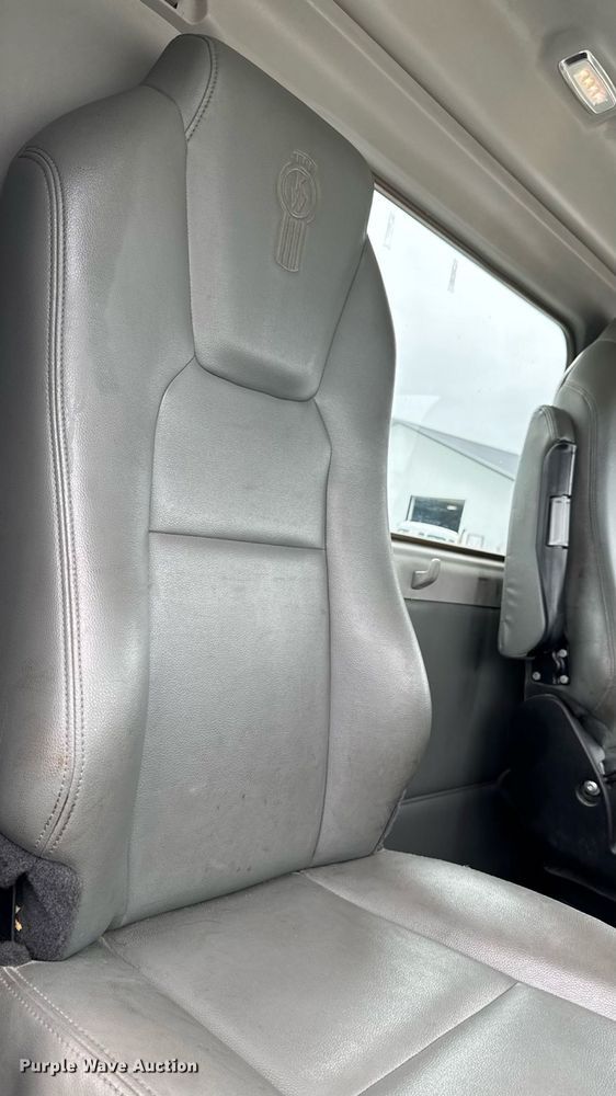 image for item EM2165 2015 Kenworth T880 semi truck