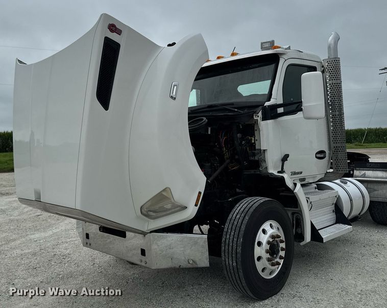 image for item EM2165 2015 Kenworth T880 semi truck