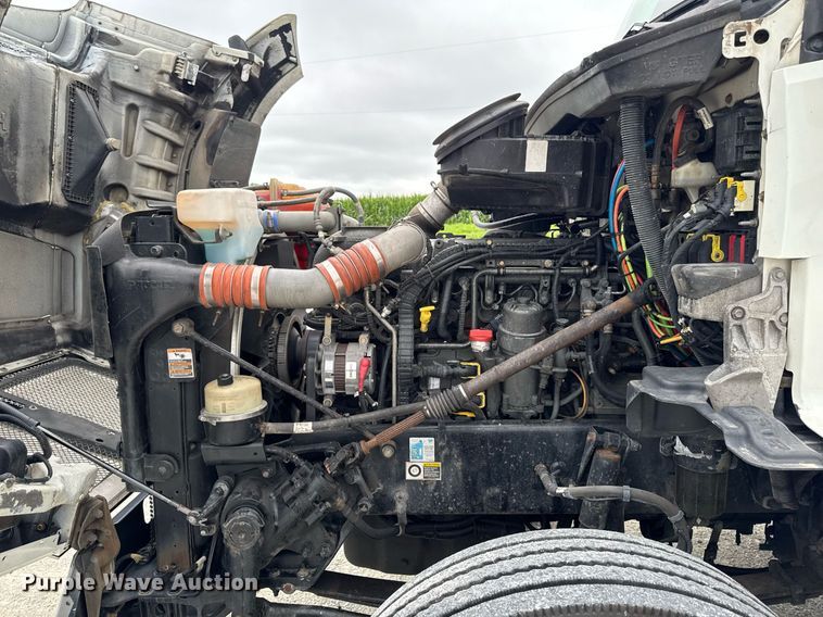 image for item EM2165 2015 Kenworth T880 semi truck