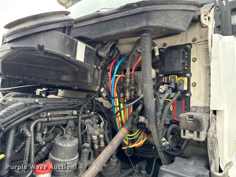 image for item EM2165 2015 Kenworth T880 semi truck