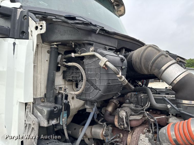 image for item EM2165 2015 Kenworth T880 semi truck