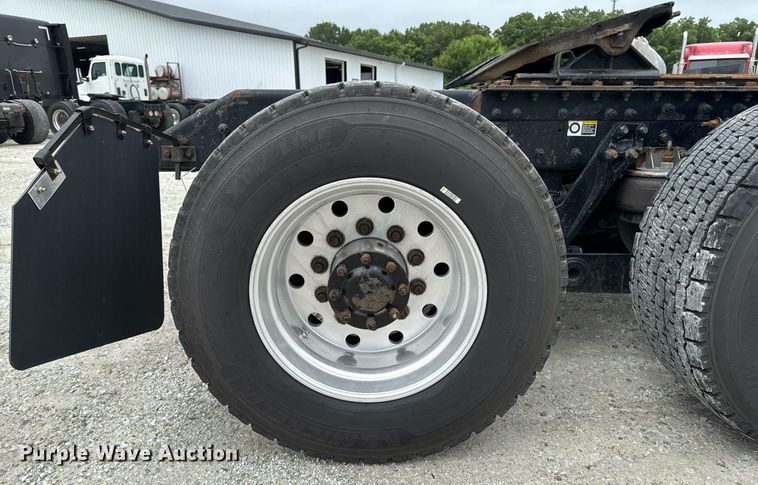 image for item EM2165 2015 Kenworth T880 semi truck