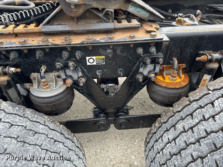 image for item EM2165 2015 Kenworth T880 semi truck