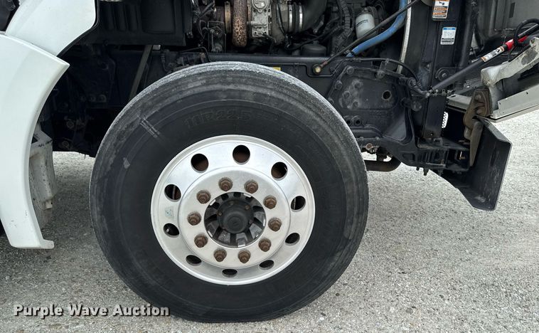 image for item EM2165 2015 Kenworth T880 semi truck