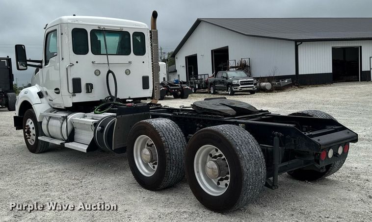 image for item EM2167 2017 Kenworth T880 semi truck
