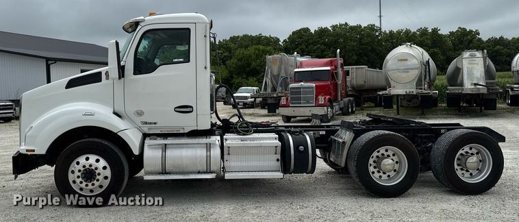 image for item EM2167 2017 Kenworth T880 semi truck