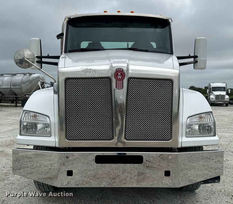 image for item EM2167 2017 Kenworth T880 semi truck