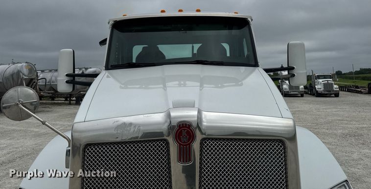 image for item EM2167 2017 Kenworth T880 semi truck