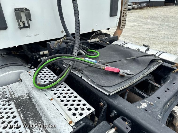 image for item EM2167 2017 Kenworth T880 semi truck