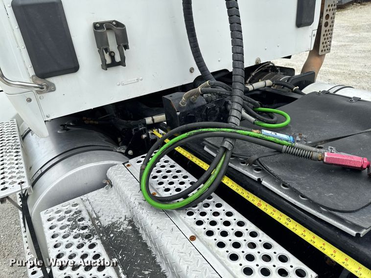 image for item EM2167 2017 Kenworth T880 semi truck