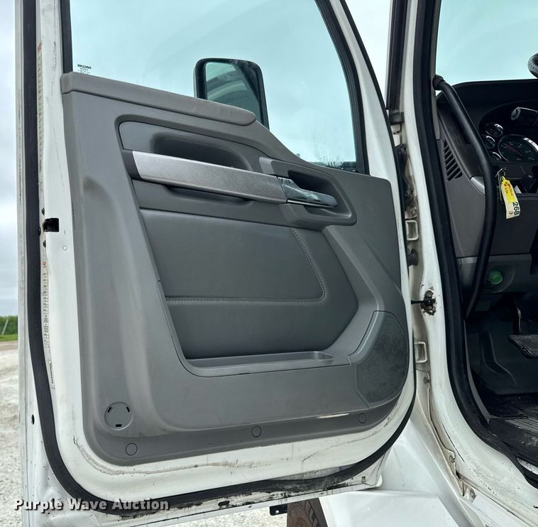 image for item EM2167 2017 Kenworth T880 semi truck