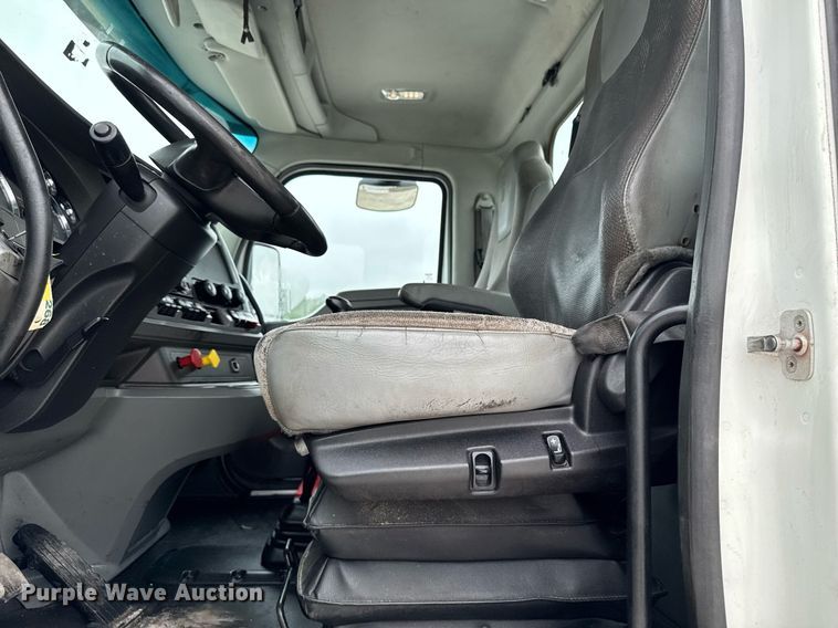 image for item EM2167 2017 Kenworth T880 semi truck