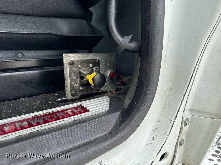 image for item EM2167 2017 Kenworth T880 semi truck