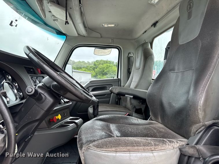 image for item EM2167 2017 Kenworth T880 semi truck