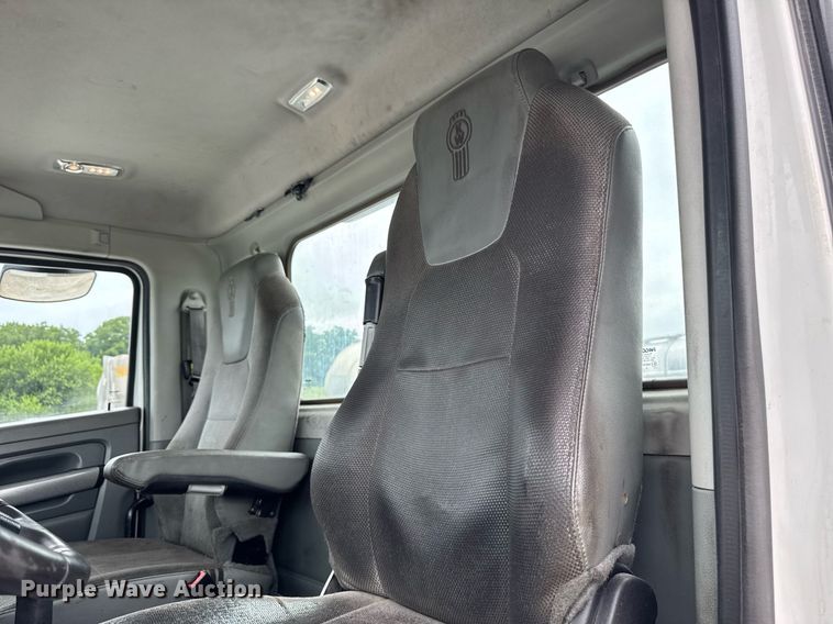 image for item EM2167 2017 Kenworth T880 semi truck