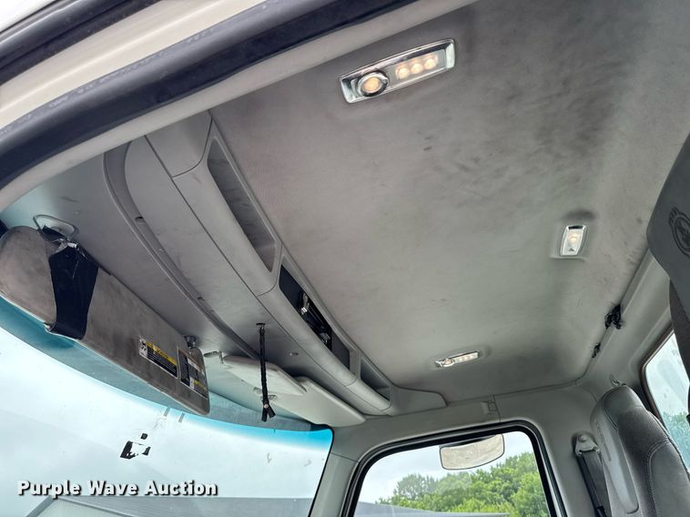 image for item EM2167 2017 Kenworth T880 semi truck