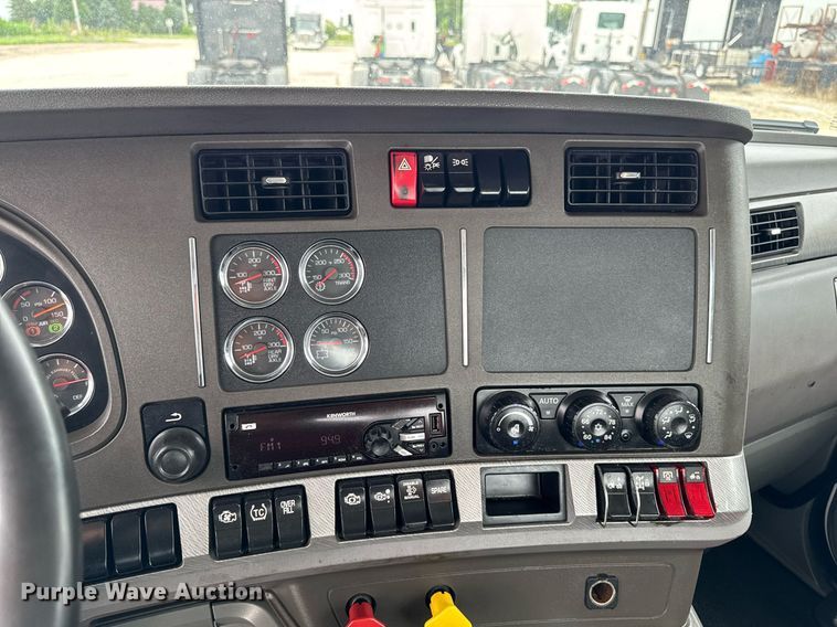 image for item EM2167 2017 Kenworth T880 semi truck