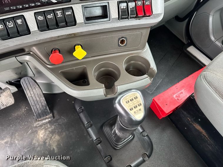 image for item EM2167 2017 Kenworth T880 semi truck