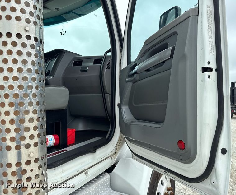 image for item EM2167 2017 Kenworth T880 semi truck