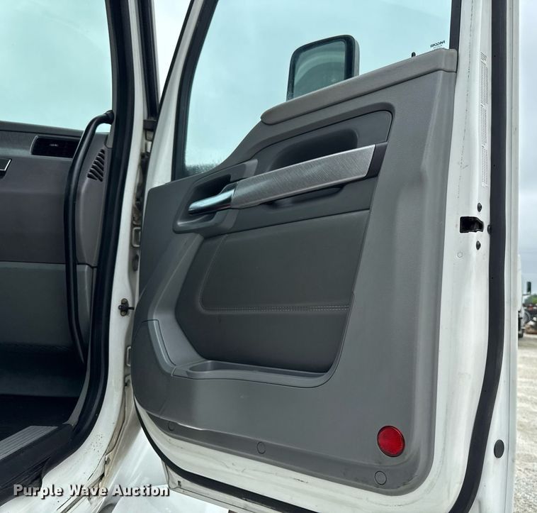 image for item EM2167 2017 Kenworth T880 semi truck