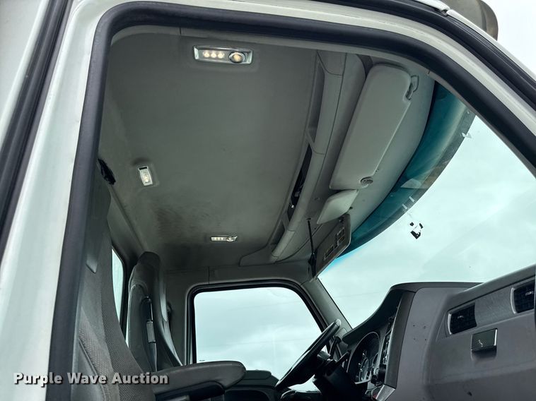 image for item EM2167 2017 Kenworth T880 semi truck