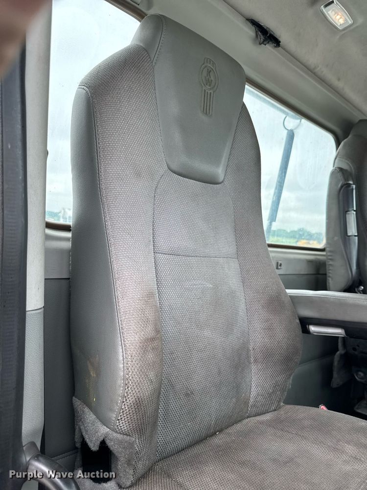 image for item EM2167 2017 Kenworth T880 semi truck