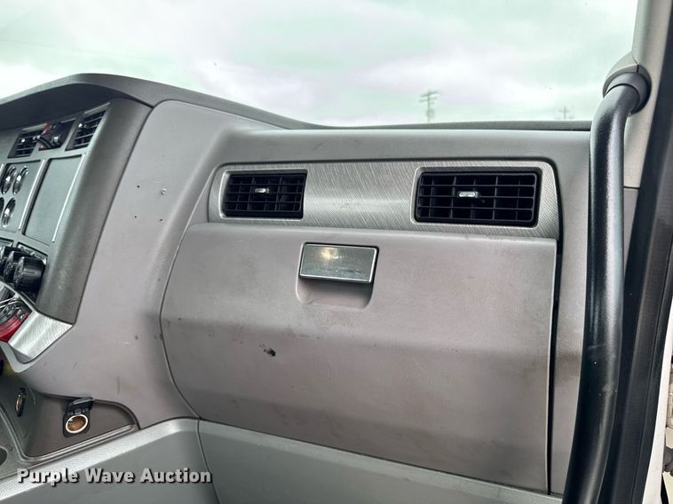 image for item EM2167 2017 Kenworth T880 semi truck