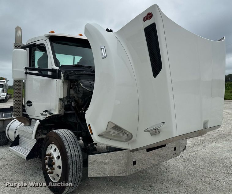 image for item EM2167 2017 Kenworth T880 semi truck